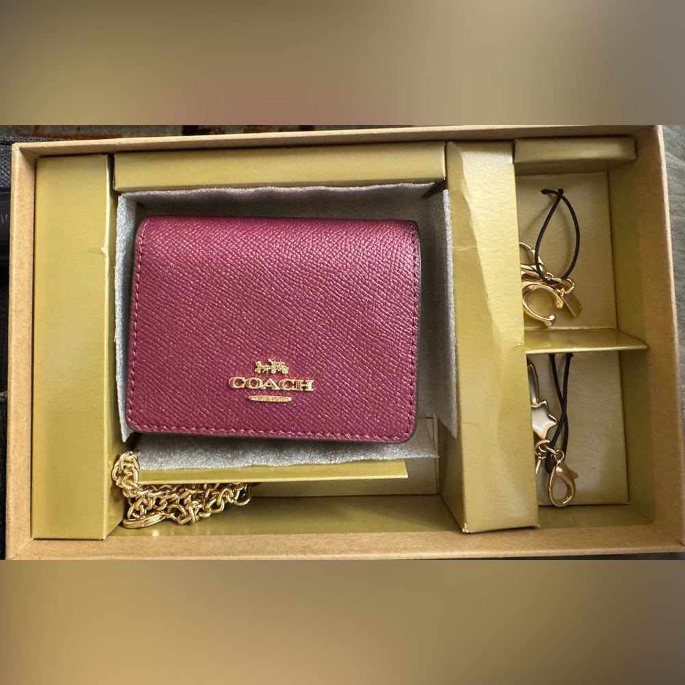 👛👛NWT COACH Boxes MiniWallet with Gold Chain in a box with charms👛👛
